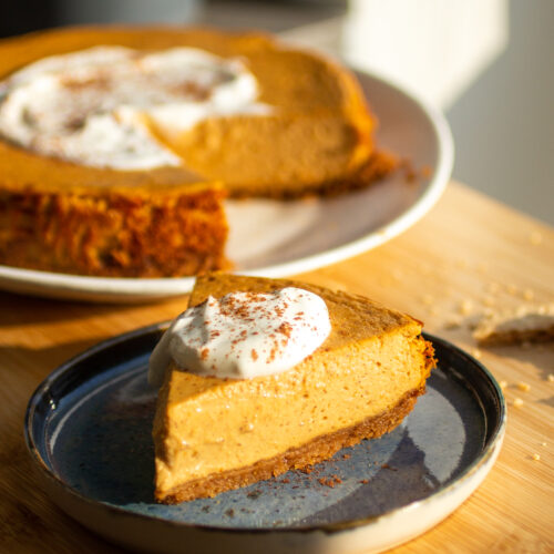 slice of pumpkin cheesecake on a blue plate.
