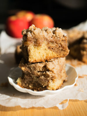 Cinnamon Apple Crumb Cake